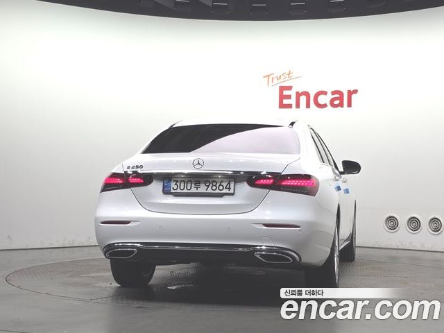Mercedes-Benz E-Class 2022 — фото 4
