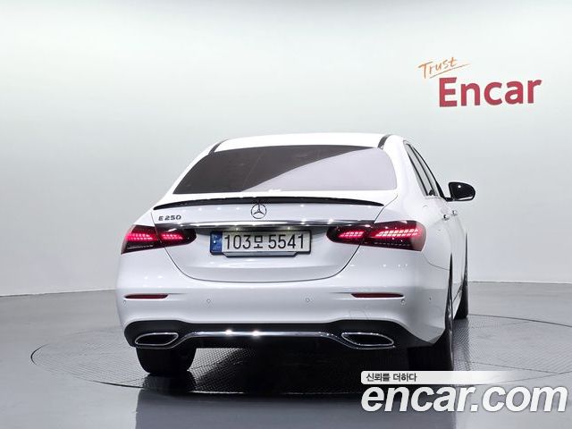 Mercedes-Benz E-Class 2023 — фото 4
