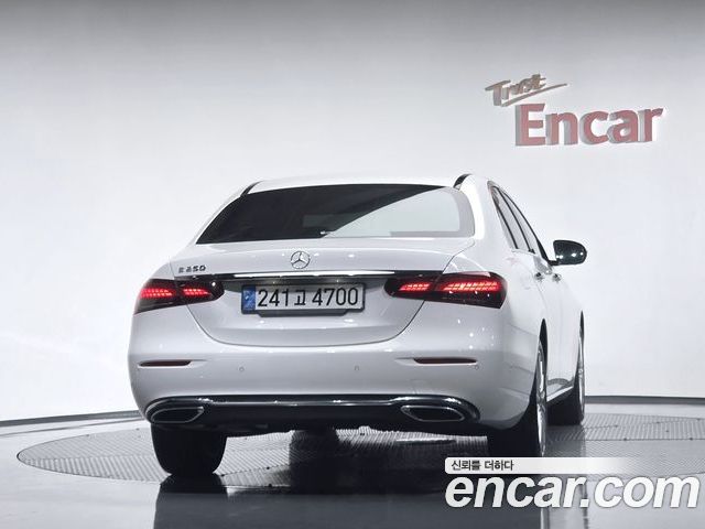 Mercedes-Benz E-Class 2022 — фото 4