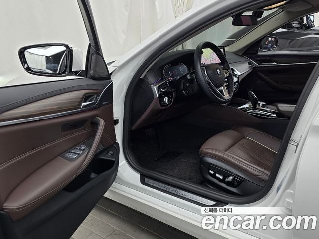 BMW 5 Series 2023 — фото 10