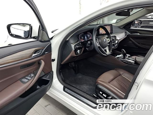 BMW 5 Series 2023 — фото 10