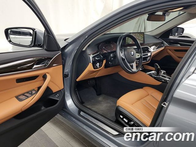 BMW 5 Series 2023 — фото 10