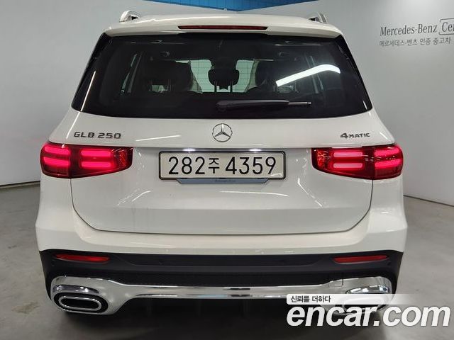 Mercedes-Benz GLB 2025 — фото 4