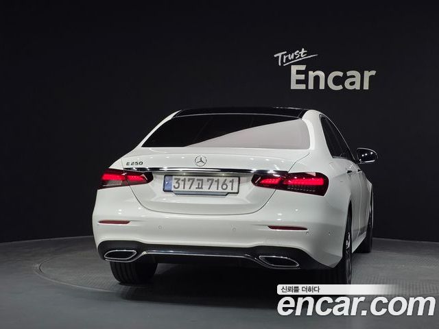 Mercedes-Benz E-Class 2023 — фото 4