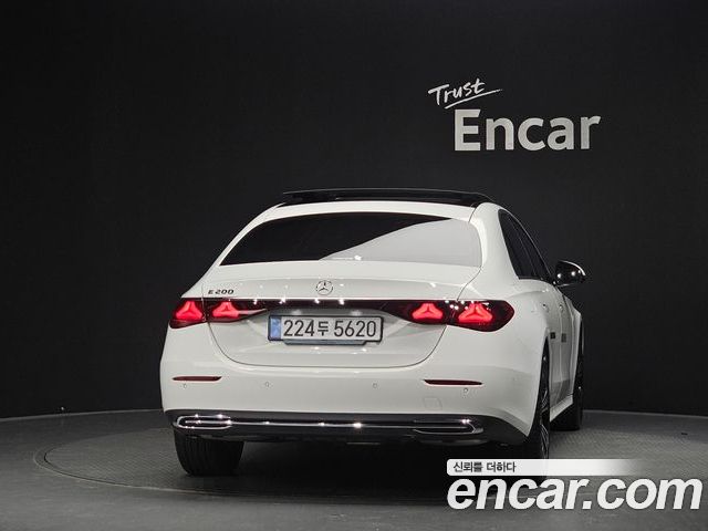 Mercedes-Benz E-Class 2025 — фото 4