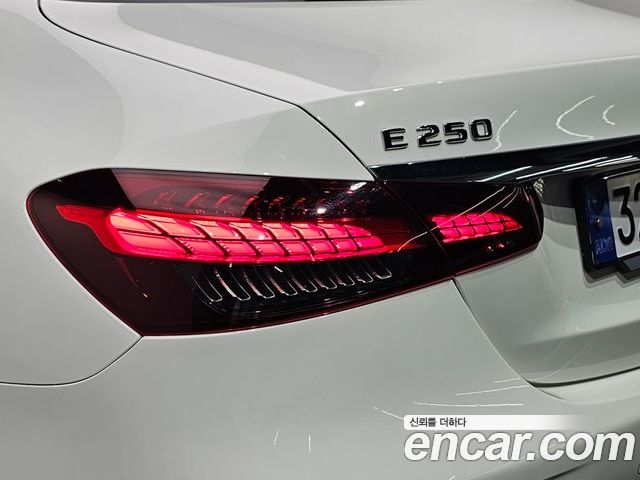 Mercedes-Benz E-Class 2023 — фото 9