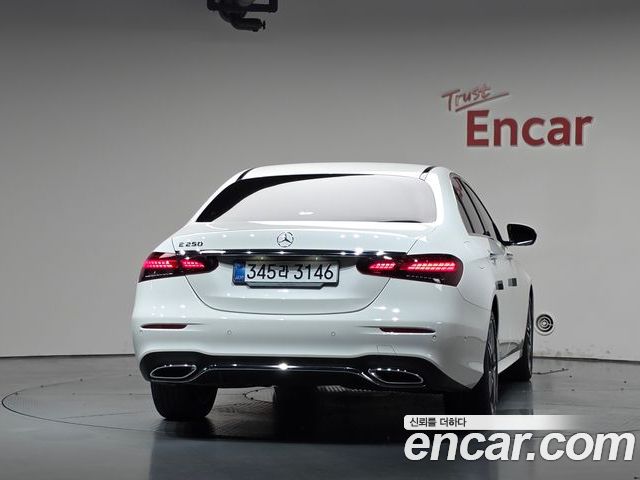 Mercedes-Benz E-Class 2023 — фото 4