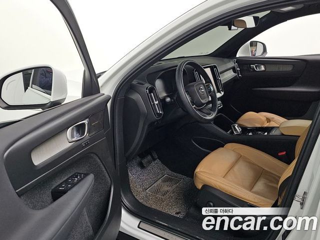 Volvo XC40 2022 — фото 10