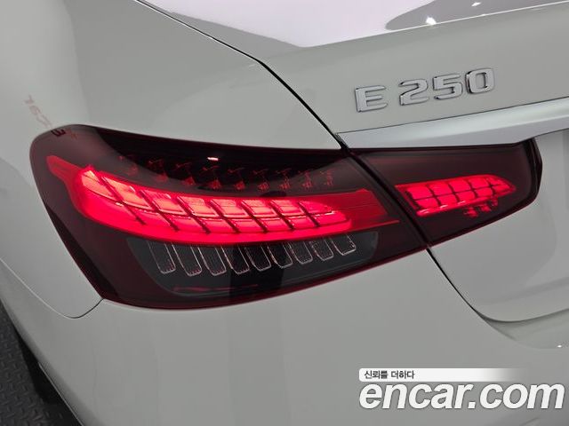 Mercedes-Benz E-Class 2023 — фото 9