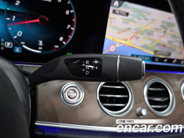 Mercedes-Benz E-Class 2023 — фото 9