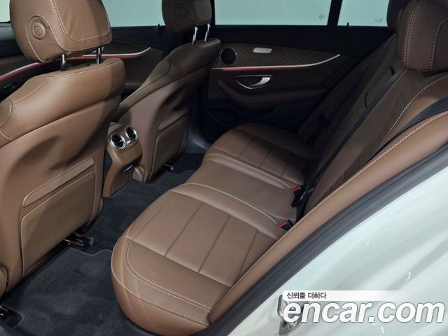 Mercedes-Benz E-Class 2023 — фото 10