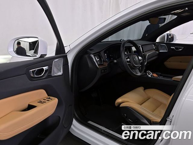 Volvo XC60 2022 — фото 10