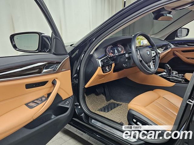 BMW 5 Series 2023 — фото 10