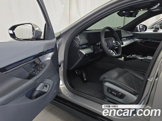 BMW 5 Series 2025 — фото 10