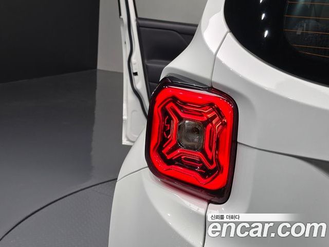 Jeep Renegade 2023 — фото 9
