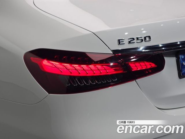 Mercedes-Benz E-Class 2023 — фото 9