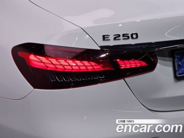 Mercedes-Benz E-Class 2023 — фото 9