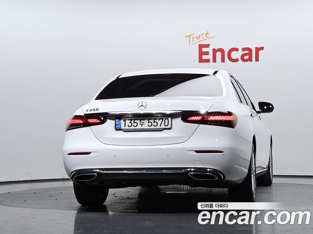 Mercedes-Benz E-Class 2022 — фото 4