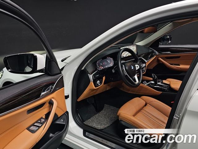 BMW 5 Series 2023 — фото 10