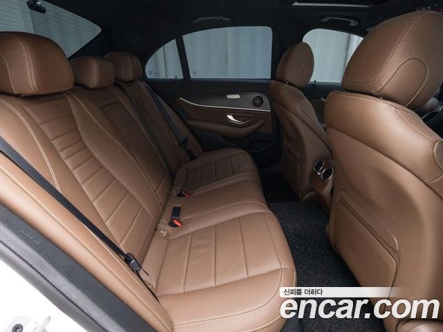 Mercedes-Benz E-Class 2023 — фото 10