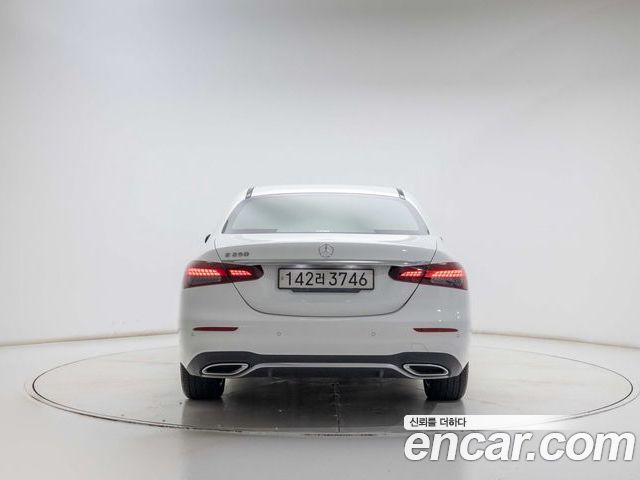 Mercedes-Benz E-Class 2023 — фото 4