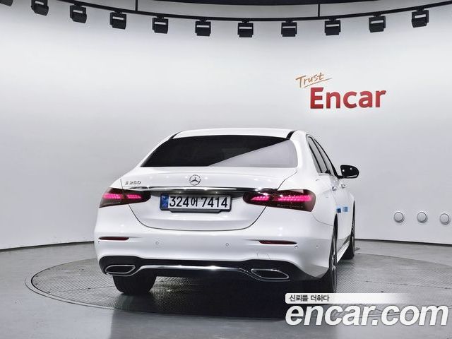 Mercedes-Benz E-Class 2023 — фото 4