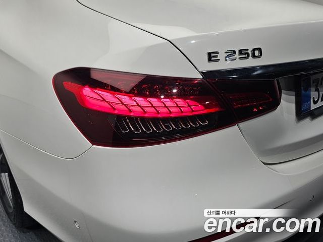 Mercedes-Benz E-Class 2023 — фото 9