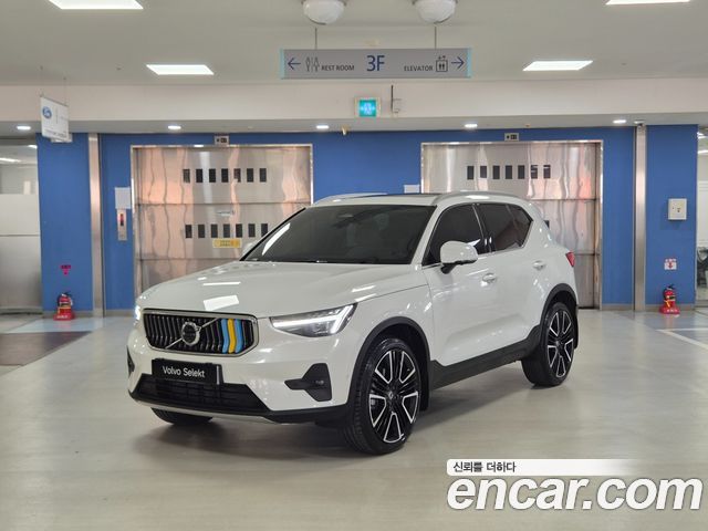 Volvo XC40 2025
