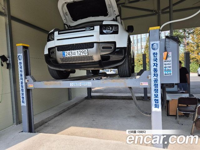 Land Rover Defender 2024